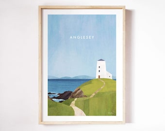 Pode incluir: Uma ilustração emoldurada de um farol branco numa colina verde com vista para uma massa de água azul. O texto "Anglesey" está impresso em branco no topo da imagem.