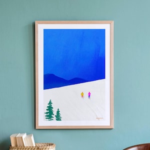 Pode incluir: Uma impressão artística emoldurada que retrata uma paisagem de inverno. A obra apresenta um céu azul brilhante, uma encosta branca coberta de neve com duas pequenas figuras e árvores verdes. A paleta de cores é vibrante e o estilo é minimalista.