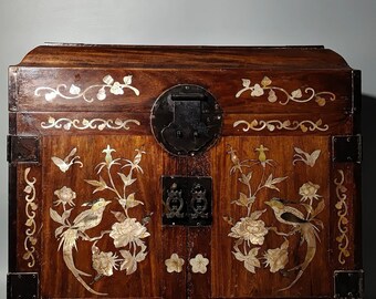 Chinese antique hand-carved exquisite and rare rosewood inlaid shell flower and bird picture box jewelry box ornaments