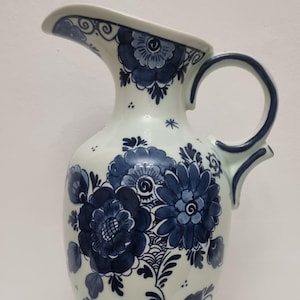Grand vase/pichet de Delft bleu et blanc peint à la main, vintage des années 1960, Royal Goedewaagen manipulé.