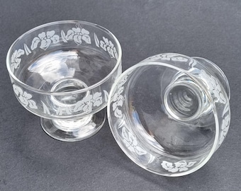 A Set of 2 Vintage 1970s Rayware Etched Floral Patterned Sundae/Dessert/Ice Cream Glasses.