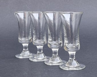A Charming Looking Set of 4 Vintage 1970s Liqueur/Schnapps/Shots Short Stemmed Glasses.