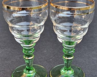 A Set of 2 Vintage 1930s Art Deco Green Stemmed With Gold Rings Aperitif/ Liqueur Glasses.