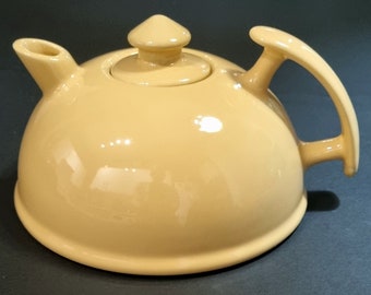 A Divine Looking Vintage Mid Century Circa 1940 - 1950s Butterscotch/Pastel Yellow 800ml Teapot.