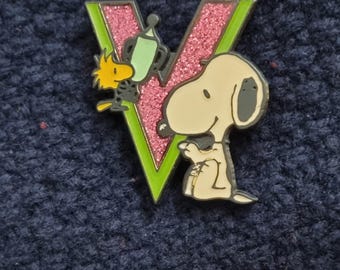 Vintage 1965 Snoopy & Woodstock "V" Letter/Initials Quantasia Inc Melamine Pin/Brooch.