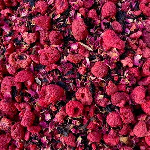 Freeze dried raspberries, rose & hibiscus drinks garnish. Cake decorating. Tea making.
