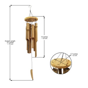 Puede incluir: Un carill&oacute;n de viento de madera con 7 tubos de bamb&uacute;, una parte superior de madera y un cord&oacute;n negro. El carill&oacute;n mide 70 cm de largo y la parte superior tiene un di&aacute;metro de 12 cm.