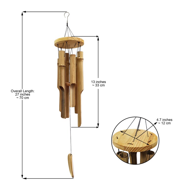 Puede incluir: Un carill&oacute;n de viento de madera con 7 tubos de bamb&uacute;, una parte superior de madera y un cord&oacute;n negro. El carill&oacute;n mide 70 cm de largo y la parte superior tiene un di&aacute;metro de 12 cm.