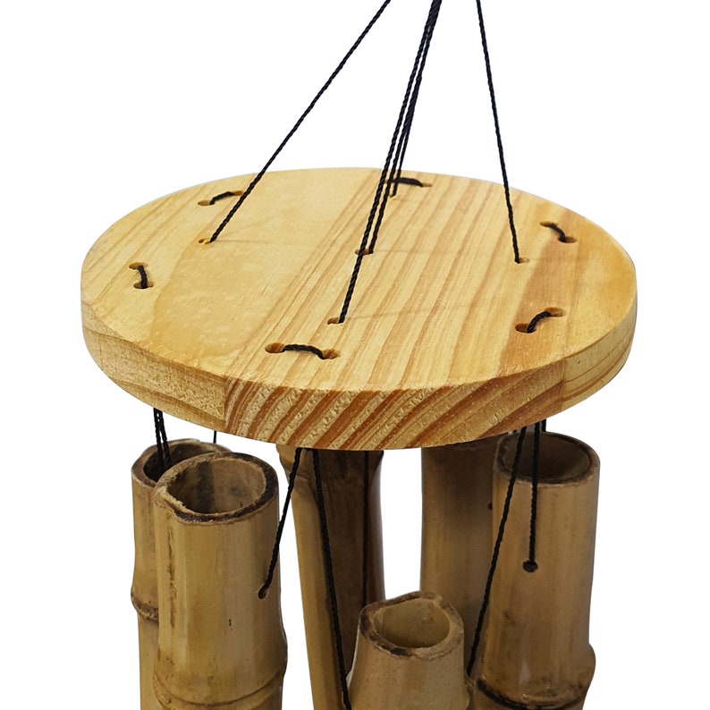 Puede incluir: Un carill&oacute;n de viento de madera con varios tubos de bamb&uacute; colgando de una parte superior circular de madera. Los tubos est&aacute;n suspendidos por cuerdas negras.