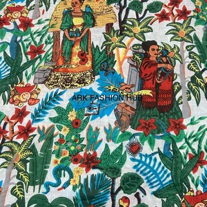 Op de afbeelding: Een levendige stof met een kleurrijk tropisch ontwerp. Het patroon bevat illustraties van vrouwen, weelderig gebladerte, bloemen en een slang. Het kleurenpalet wordt gedomineerd door groen, rood, blauw en geel op een witte achtergrond. De tekst "ARK FASHION HUB" is zichtbaar.