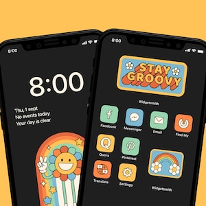 Può includere: Uno schermo di iPhone nero con un orologio digitale che mostra le 8:00. Lo sfondo è un arcobaleno con un fiore di cartone animato con un viso sorridente. Il testo "Thu, 1 sept" e "No events today" è visualizzato sullo schermo. Il secondo schermo di iPhone mostra uno sfondo nero con un adesivo giallo e blu "STAY GROOVY". Lo schermo mostra anche una griglia di icone di app colorate con nomi come "Facebook", "Messenger", "Email", "Find My", "Quora", "Pinterest", "Translate", "Settings" e "Widgetsmith".