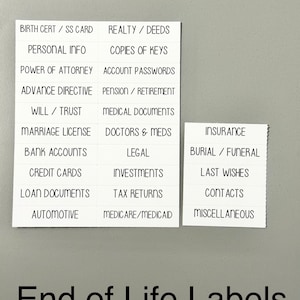 Puede incluir: Etiquetas blancas con texto negro que enumeran categor&iacute;as de documentos e informaci&oacute;n importantes para organizar la planificaci&oacute;n del final de la vida. Las categor&iacute;as incluyen: Certificado de nacimiento/tarjeta de seguridad social, Bienes ra&iacute;ces/Escrituras, Informaci&oacute;n personal, Copias de llaves, Poder notarial, Contrase&ntilde;as de cuentas, Directiva anticipada, Pensi&oacute;n/Jubilaci&oacute;n, Testamento/Fideicomiso, Documentos m&eacute;dicos, Licencia de matrimonio, M&eacute;dicos y medicamentos, Seguro, Cuentas bancarias, Legal, Sepultura/Funeral, Tarjetas de cr&eacute;dito, Inversiones, &Uacute;ltimos deseos, Documentos de pr&eacute;stamo, Declaraciones de impuestos, Contactos, Automotriz, Medicare/Medicaid, Miscel&aacute;nea.