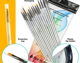 Op de afbeelding: Een set van 15 detailpenselen met zilveren handvatten en gouden synthetische haren, inclusief beschermkappen en een plastic etui met ritssluiting. De verpakking bevat de tekst Detail Paint Brush Set for Acrylic, Watercolor and Oil.