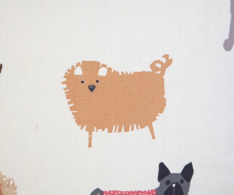 K&ouml;nnte beinhalten: Eine Illustration eines braunen Hundes mit flauschigem Fell auf wei&szlig;em Hintergrund. Der Hund hat eine einfache schwarze Nase und Augen.