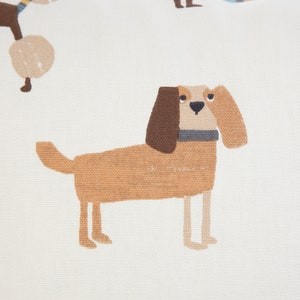 K&ouml;nnte beinhalten: Ein brauner und wei&szlig;er Cartoon-Hund mit einem schwarzen Halsband. Der Hund steht auf einem wei&szlig;en Hintergrund.