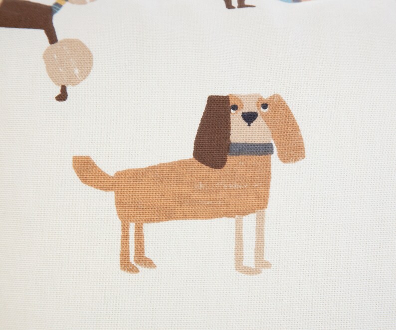 K&ouml;nnte beinhalten: Ein brauner und wei&szlig;er Cartoon-Hund mit einem schwarzen Halsband. Der Hund steht auf einem wei&szlig;en Hintergrund.