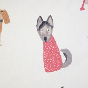 K&ouml;nnte beinhalten: Ein wei&szlig;er Stoff mit einem sich wiederholenden Muster aus Cartoon-Hunden. Ein Hund ist braun mit einem schwarzen Halsband, ein anderer ist grau mit einem roten Pullover und der dritte ist grau mit einem Knochen im Maul.