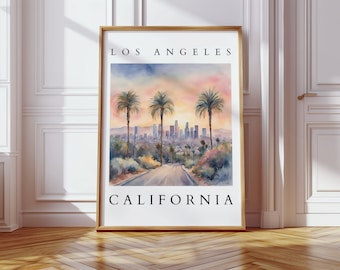 Puede incluir: Una pintura de acuarela del horizonte de Los Ángeles con palmeras en primer plano. La pintura está en un marco dorado y tiene el texto "Los Ángeles, California" en la parte superior e inferior.