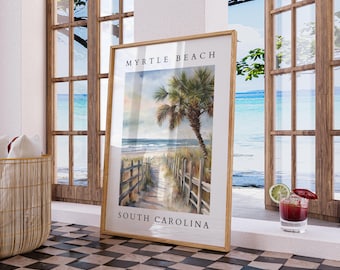 Op de afbeelding: Een ingelijst aquarel schilderij van een strandscène met een palmboom, een houten hek en een pad dat naar de oceaan leidt. Het schilderij is getiteld "Myrtle Beach, South Carolina".