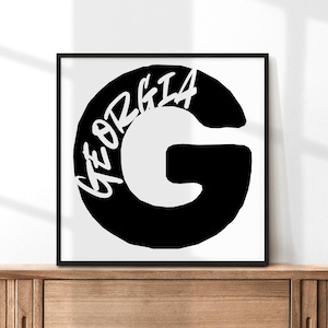 Op de afbeelding: Zwart-witte ingelijste print met een grote zwarte letter "G" en het woord "GEORGIA" in wit rond de letter.