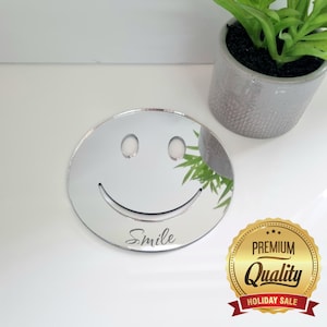 Smiley Face Acryl Spiegel Wandkunst: Personalisierte Gravuroptionen