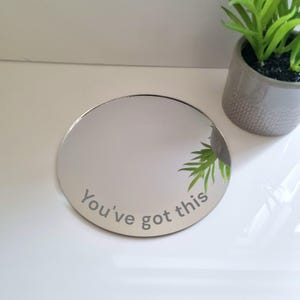 Espejo acrílico circular/redondo para pared: varios tamaños y colores, con grabado personalizado (tamaños, formas y colores personalizados).