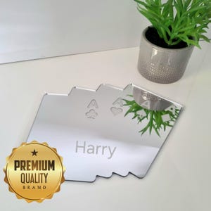 Elegante espejo acrílico para pared con opción de grabado personalizado. Múltiples tamaños y colores disponibles. Apto para uso en interiores y exteriores.