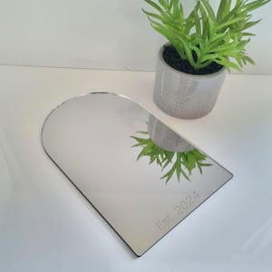 アーチ型アクリルミラーウォールアート - 豊富なサイズとカラーオプション、パーソナライズ彫刻（オーダーメイド）