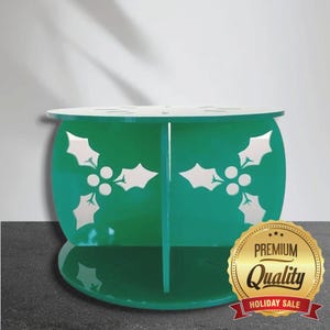 Akrylowy separator do ciasta z filarami ostrokrzewu: niestandardowy element dekoracji weselnej