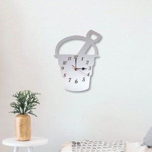 Reloj acrílico con forma de cubo y pala junto al mar: disponible en varios colores (formas y tamaños a medida)