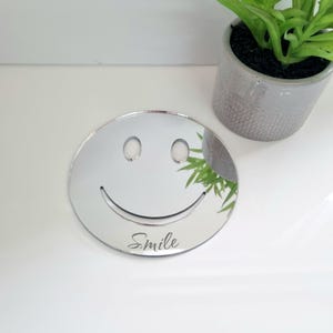 Specchio da parete in acrilico con faccina sorridente: opzioni di incisione personalizzate