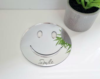 Acryl spiegelmuurkunst smiley: gepersonaliseerde graveeropties
