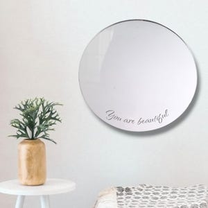 円形/丸型大型アクリルミラーウォールアート - さまざまなサイズ、プレーンまたはパーソナライズされた彫刻