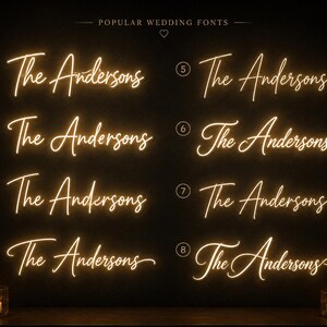 K&ouml;nnte beinhalten: Acht verschiedene Neon-Design-Beispiele mit dem Schriftzug "The Andersons" in unterschiedlichen Schriftarten, vor dunklem Hintergrund. Der Text "POPULAR WEDDING FONTS" steht oben. Kerzen und Blumengestecke sind als Dekoration zu sehen.