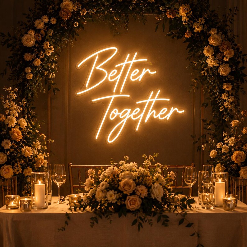 K&ouml;nnte beinhalten: Eine Hochzeitsfeier mit einem Neon-Schild mit der Aufschrift "Better Together". Das Schild strahlt ein warmes Licht aus. Die Szene ist mit Blumenarrangements, Kerzen und Weingl&auml;sern geschm&uuml;ckt und schafft eine romantische Atmosph&auml;re.