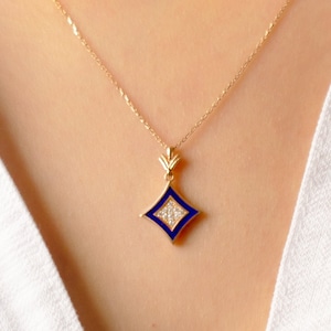Diminuta cadena de oro macizo de 14 k y delicado collar con colgante de tarjeta de diamantes de esmalte azul oscuro de oro de 14 k