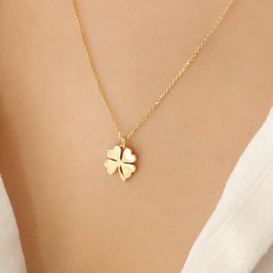 Op de afbeelding: Een gouden ketting met een klavertje vier hanger.