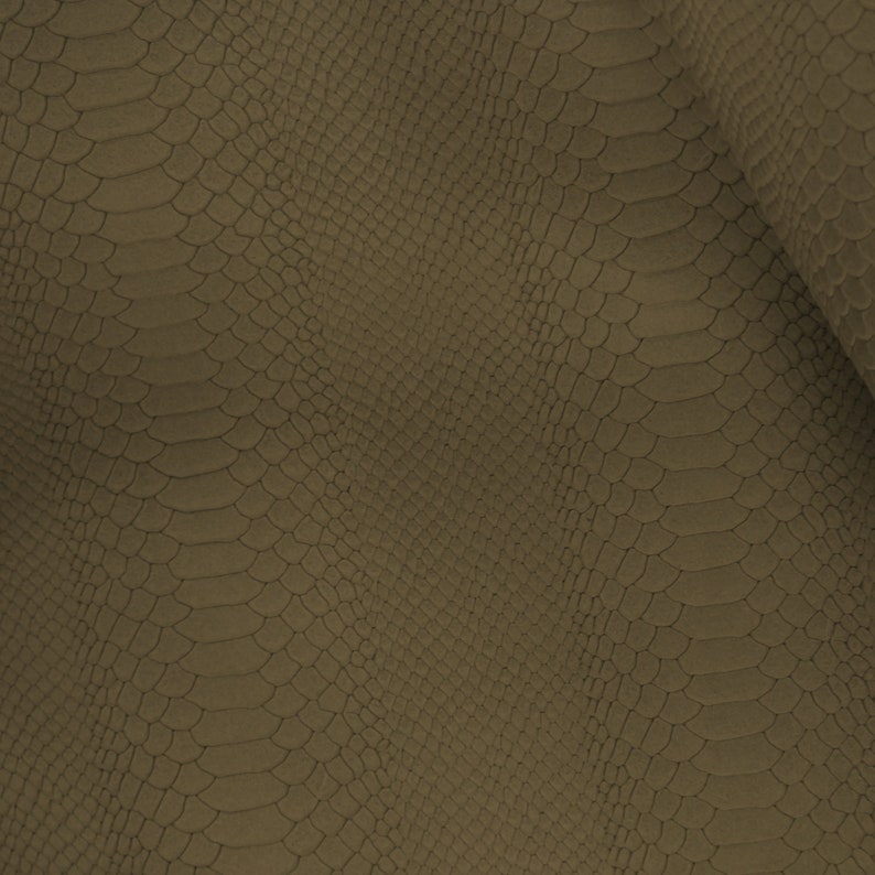 Peut inclure: Gros plan sur un tissu textur&eacute; avec un motif peau de serpent de couleur brun fonc&eacute;.