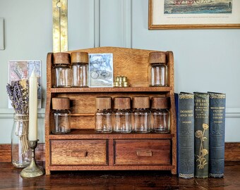 Gewürzregal aus Holz aus der Mitte des Jahrhunderts mit Gläsern. Retro-Küchengewürz-Organizer mit 8 Gläsern im Lieferumfang enthalten. Vintage Gewürzregal aus den 1950er/1960er Jahren.