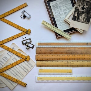 Righello d'epoca. Righelli in legno antichi/Righelli pubblicitari d'epoca/Righelli in plastica retrò/Set di righelli antichi da collezione. Strumento di misurazione d'epoca