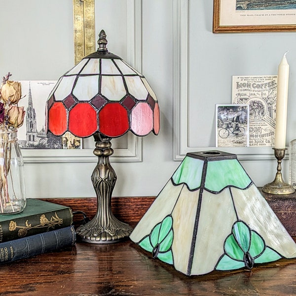 Vintage glas-in-lood tafellamp / lampenkap. Antieke Tiffany-stijl lampenkap in rood / crème / groen / goud / brons. Werkende vintage lamp.