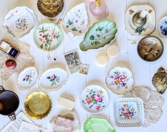 陶器製 ソープディッシュ 蓋付きファインダーと花を備えた 1900 年の