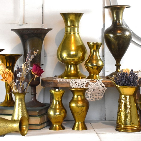Antieke koperen vaas. Vintage handgeëtste koperen vaas uit het Midden-Oosten. Antieke koperen urn. Paar koperen vazen. Hoge, brede, slanke koperen vaas met knop.