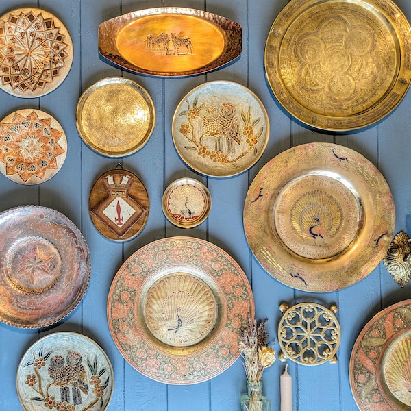 Platos decorativos vintage de latón y cobre. Placa de pared antigua grabada. Placa de madera.