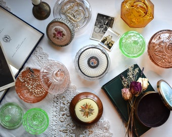 Pot à poudre des années 1950. Boîte à bijoux rétro du milieu du siècle en laiton, verre et broderie florale / plat à bibelots. Plat d’anneau en verre rose/ambre/vert/or.