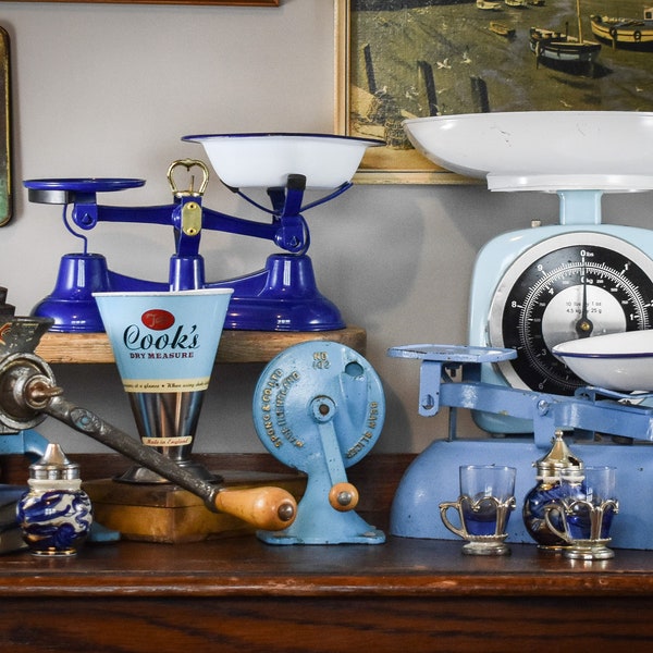 Vintage Blau Kitchenalia. Retro Blau Gusseisen Waage, Bakelit Waage, Bohnenhobel, Fleischmühle, Port Gläser, Salz & Pfeffer / Gewürztopf