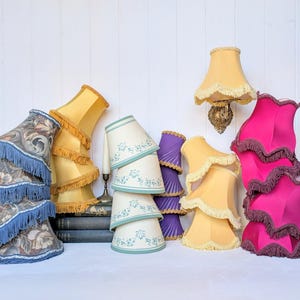 Pantalla de lámpara de tela vintage: Pantalla de lámpara de araña o aplique de pared pequeño.