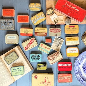 Boîtes de conserve publicitaires vintage. Boîte de rangement antique de collection pour pharmacie/médicament. Elastoplast, pastilles, bottes, réparez une larme.