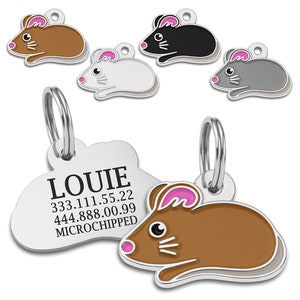 Könnte beinhalten: Ein silbernes Haustier-ID-Schild mit einem braunen Maus-Design. Das Schild trägt den Namen "LOUIE" und die Telefonnummern 333.111.55.22 und 444.888.00.99. Das Schild trägt auch die Aufschrift "MICROCHIPPED".