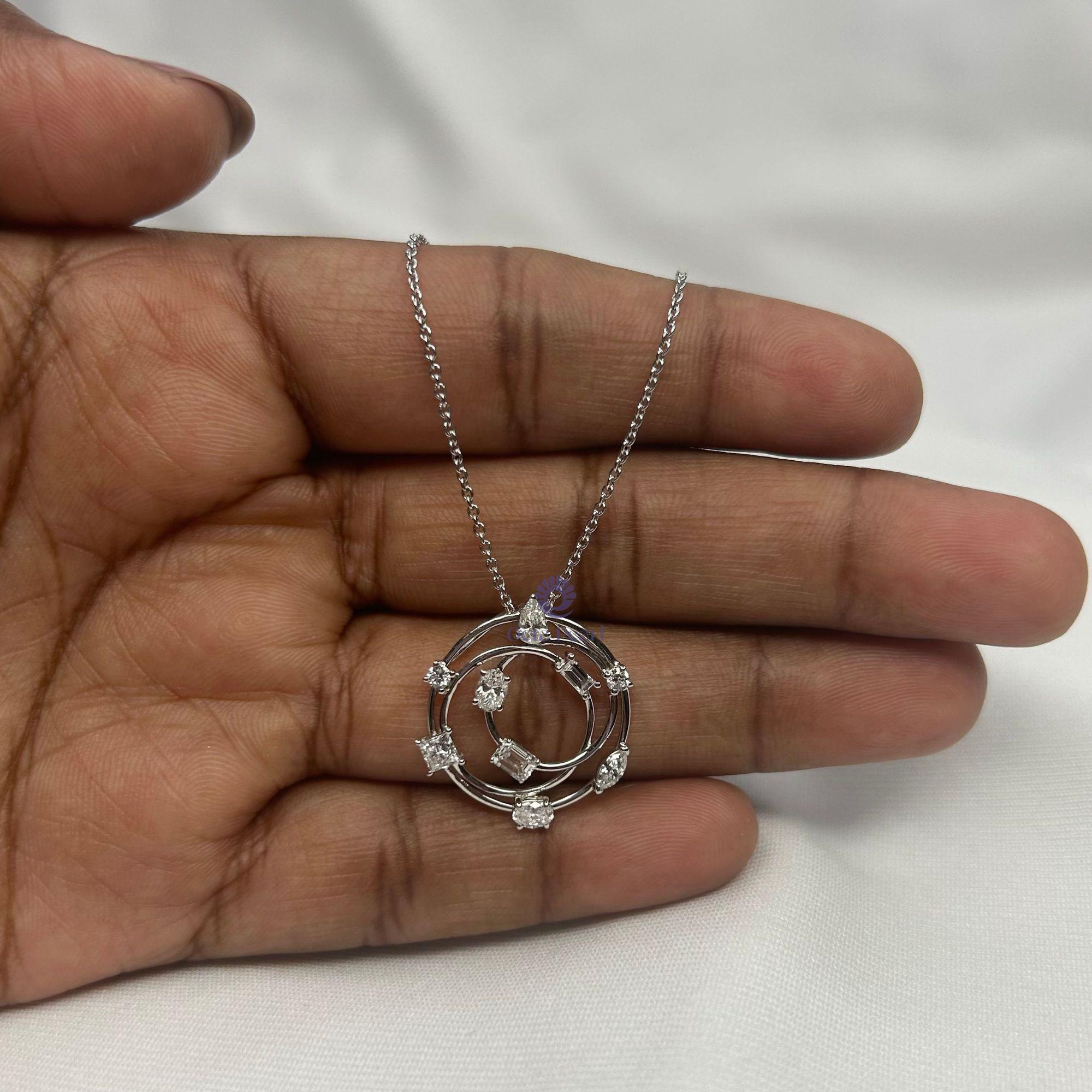 マルチカットのラボグロウンダイヤモンドが絡み合うサークルネックレス